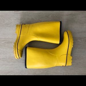 Vineyard vines yellow rainboots